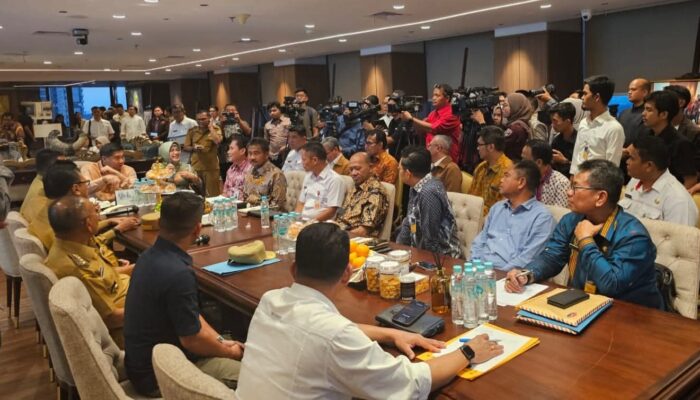 HUT Bhayangkara ke-79, Bupati Humbahas Didampingi Ketua TP. PKK Menyampaikan Ucapan Selamat