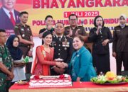 HUT Bhayangkara ke-79, Bupati Humbahas Didampingi Ketua TP. PKK Menyampaikan Ucapan Selamat