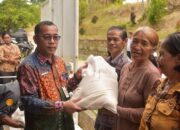 Bupati Humbahas Serahkan Bantuan Beras Kepada Korban Longsor di Kecamatan Pakkat