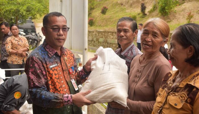 Bupati Humbahas Serahkan Bantuan Beras Kepada Korban Longsor di Kecamatan Pakkat