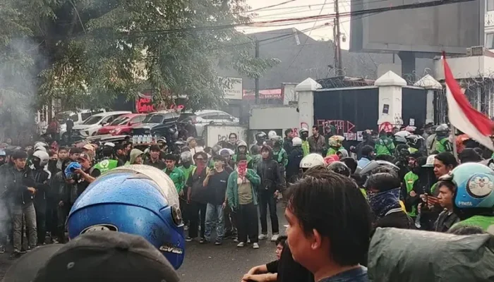 Bandung Membara: Mahasiswa dan Massa Ricuh di DPRD Jabar, Ban Dibakar, Fasilitas Hancur