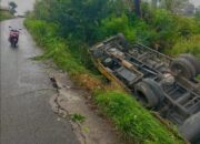 TRUK Bermuatan Pinus Terguling Hingga Merusak Jalan Parsingguran II Diduga Over tonase.