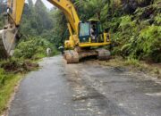 Dinas Terkait Bersihkan Material Longsor di Humbang Hasundutan 