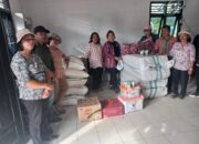 Ketua TP PKK Humbang Hasundutan Salurkan Sembako kepada Korban Bencana di Kecamatan Tarabintang
