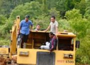 Bupati Oloan Nababan Intensif Tinjau Perbaikan Jalan Sampetua–Batu Nagodang Siatas Demi Pemulihan Akses Pasca Bencana