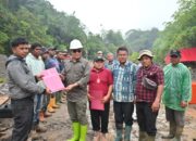 Dedikasi di Garis Depan: Tak Bisa Ikut Seremonial, Bupati Humbahas Antar Langsung SK P3K ke Lokasi Kerja Operator