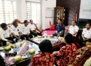 Bupati Humbang Hasundutan Terima Bantuan Sosial Untuk Korban Bencana dari Pemkab Toba