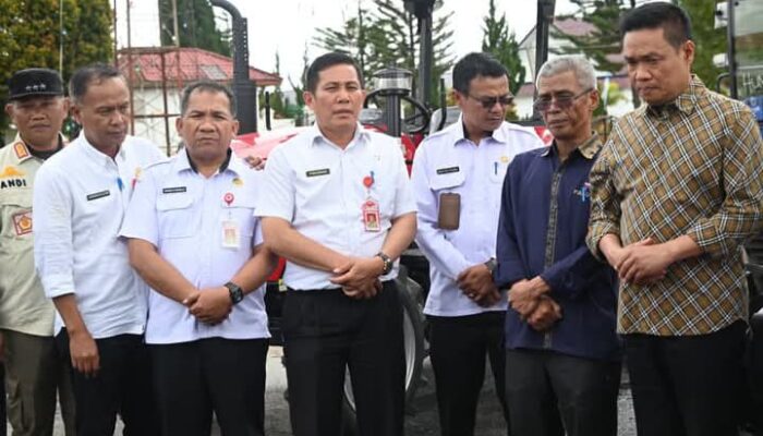 Kolaborasi Kementan dan Pemkab Humbahas, Bupati Oloan Serahkan Traktor R4 untuk Dukung Pertanian Modern