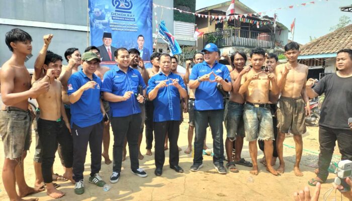 HUT RI ke-81 dan HUT ke-25 Demokrat, DPC Demokrat KBB Gelar Panjat Pinang Bersama Warga.