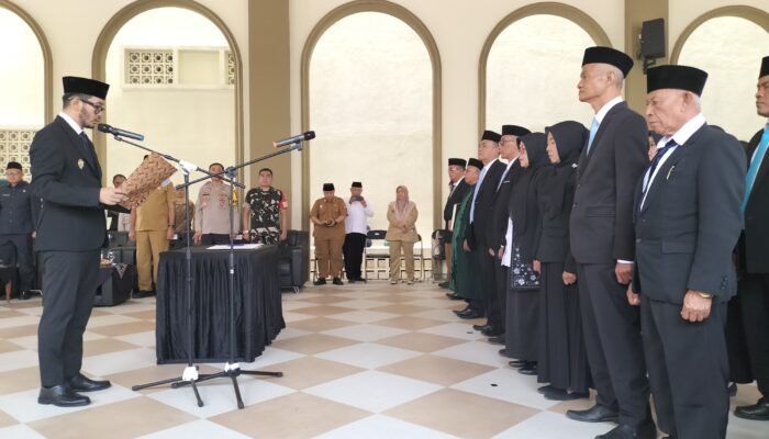 Bupati Jeje Lantik 16 BPD di Lembang, Dorong Desa Kembangkan Potensi Lokal