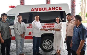 Tingkatkan Pelayanan Kesehatan, Bupati Humbahas Serah Terimakan Ambulans kepada Puskesmas Hutagalung