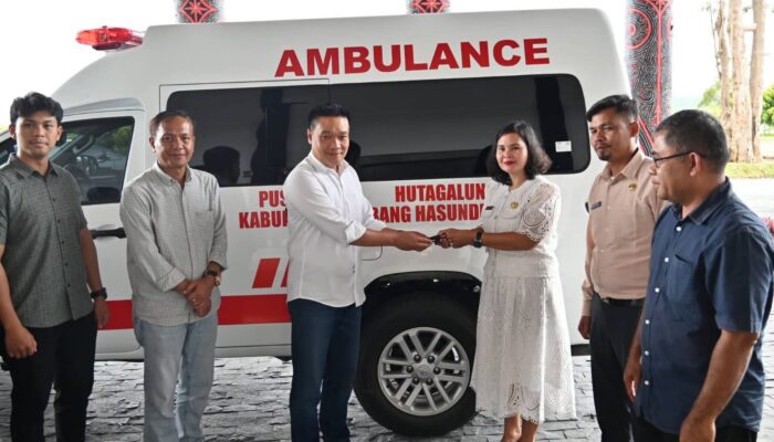 Tingkatkan Pelayanan Kesehatan, Bupati Humbahas Serah Terimakan Ambulans kepada Puskesmas Hutagalung