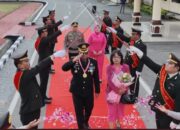 Polres Humbang Hasundutan menggelar acara pelepasan purna bakti Wakapolres Humbahas Kompol (Purn) Manson Nainggolan, S.H., M.Si., di Aula D.P. Silitonga Polres Humbahas, Kamis (1/10/2026).
